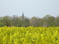 goldiger Blick auf Kirche und Kapelle-S Paap.jpg